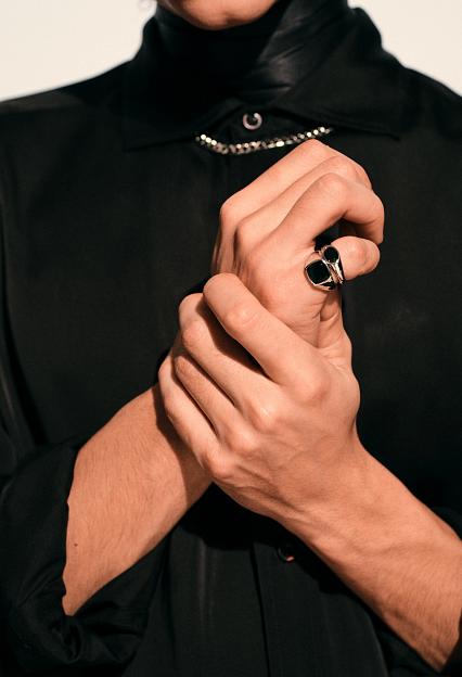 Tom Wood Kay Ring Polished Onyx